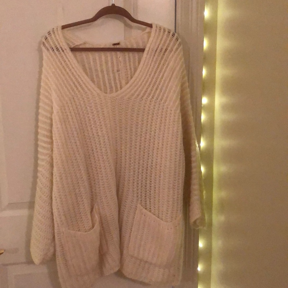 White knot pocketed sweater